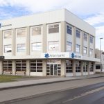 Kona um nírætt flutt með sjúkrabíl í Arion banka á Siglufirði – Til að endurnýja skilríki