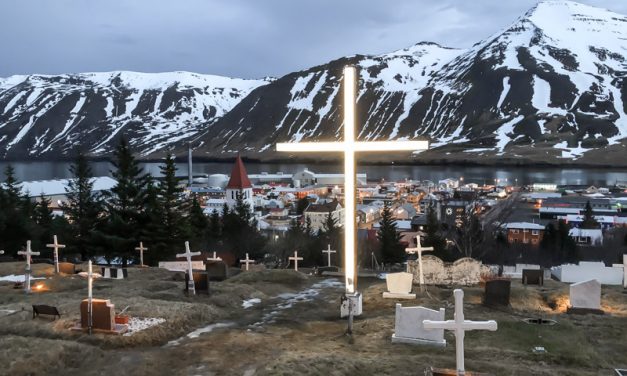 Fjöldi manns vitjar kirkjugarða Siglufjarðar