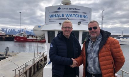 Fiskidagurinn Mikli og Arctic Adventures undirrituðu samning