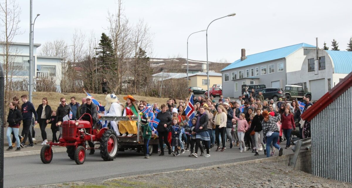 Vetur konungur afhendir Sumardísinni sprota sinn