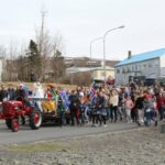 Vetur konungur afhendir Sumardísinni sprota sinn