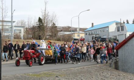 Vetur konungur afhendir Sumardísinni sprota sinn