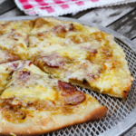 Pizza með karamelliseruðum lauk og pipruðu beikoni