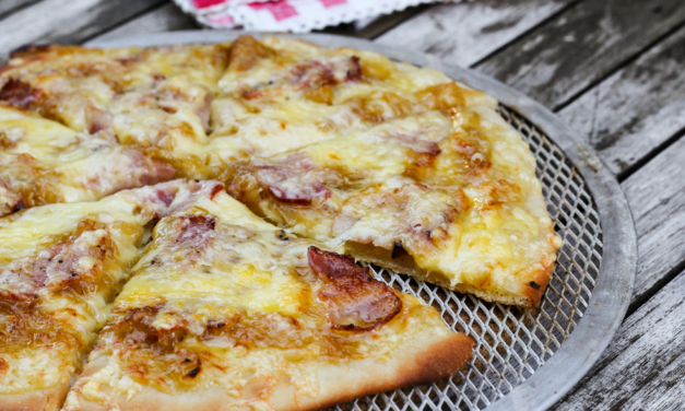 Pizza með karamelliseruðum lauk og pipruðu beikoni