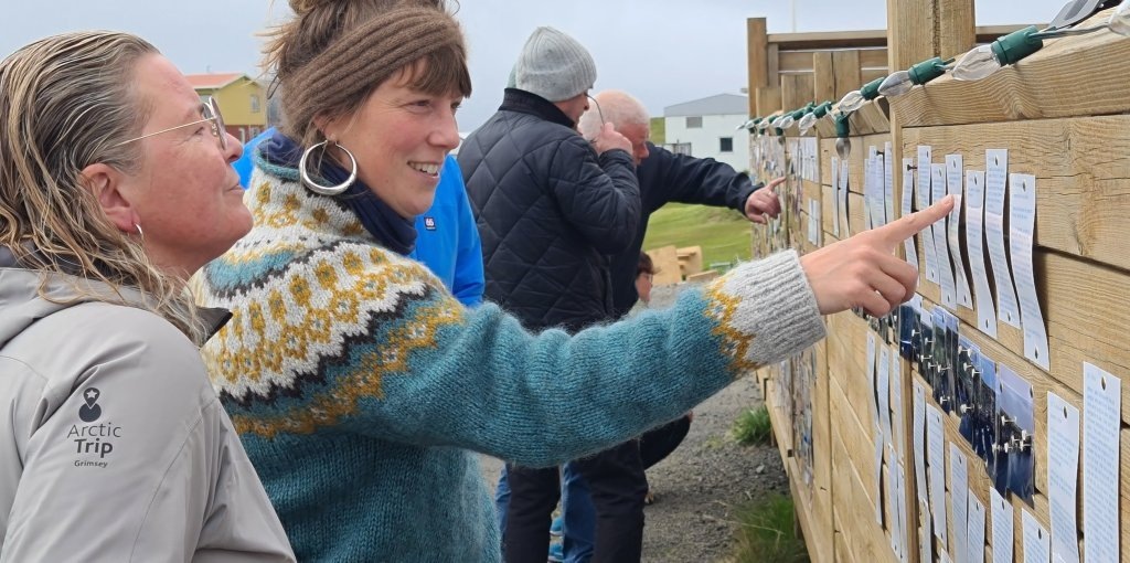 Floortje sýnir í Grímsey – Eins og sköpulag á eyju (fugl, steinn, manneskja)