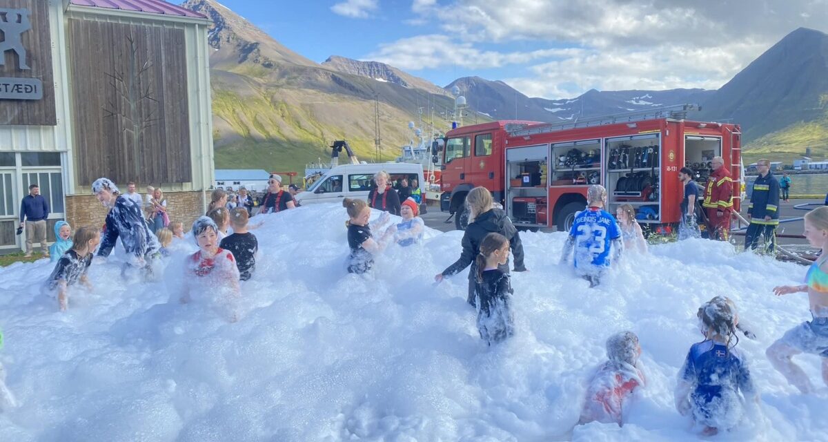 Froðufjör í boði slökkviliðsins á Rauðkutúni