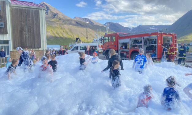 Froðufjör í boði slökkviliðsins á Rauðkutúni