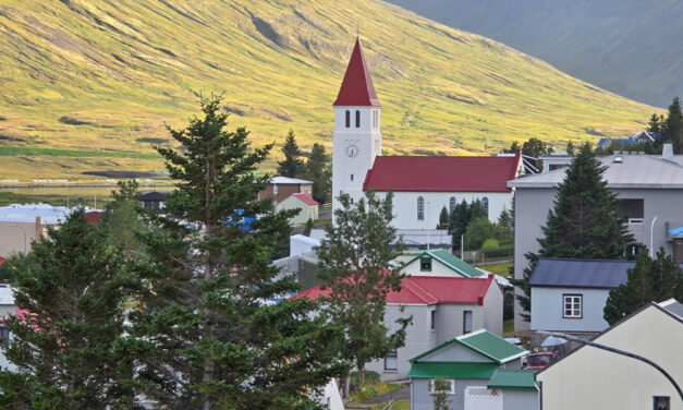 Gáfu Siglufjarðarkirkju nýjan kross