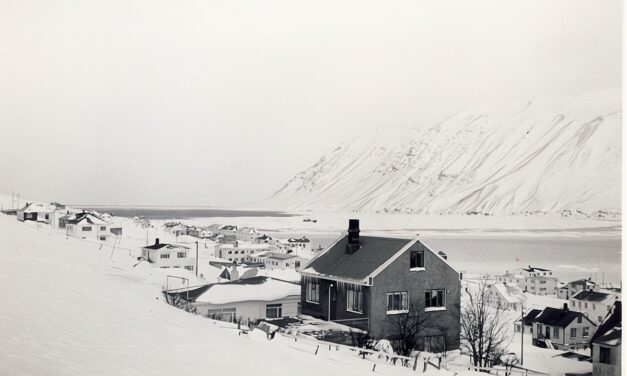 Yfir fjöllin fagurblá – Æskuminningar Alberts Einarssonar frá Siglufirði