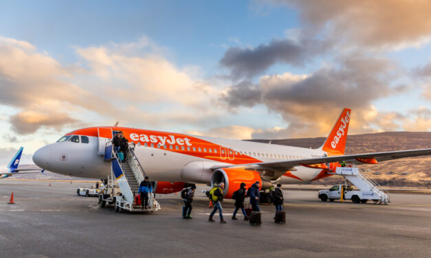 Fyrsta vél easyJet frá Manchester lenti á Akureyri