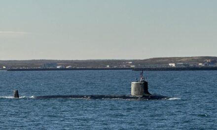 Kjarnorkuknúinn kafbátur skiptir um áhöfn í Eyjafirði