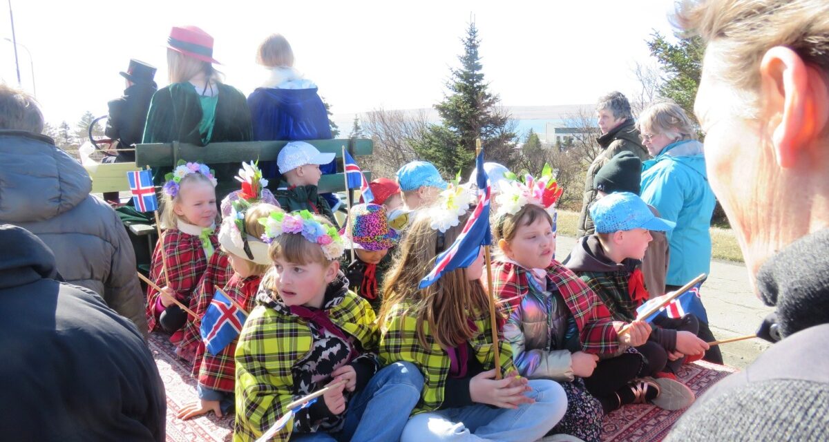Fjöldi manns fagnaði sumarkomunni á Hvammstanga