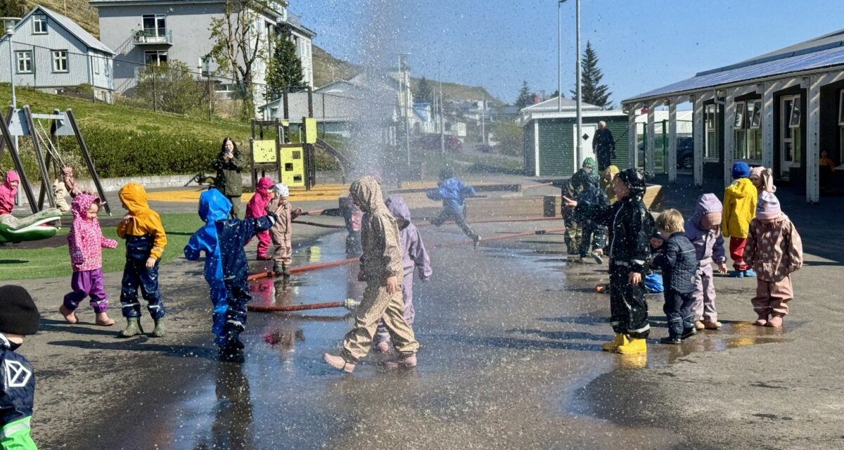 Útskrifuð sem “aðstoðarmenn slökkviliðs”