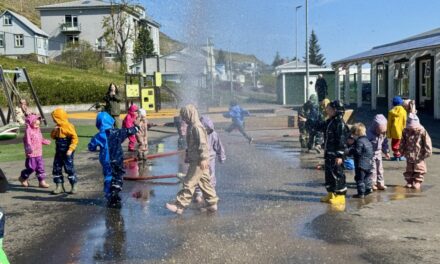 Útskrifuð sem “aðstoðarmenn slökkviliðs”