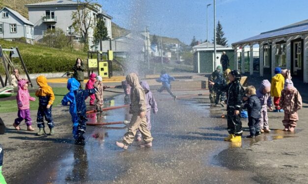 Útskrifuð sem “aðstoðarmenn slökkviliðs”