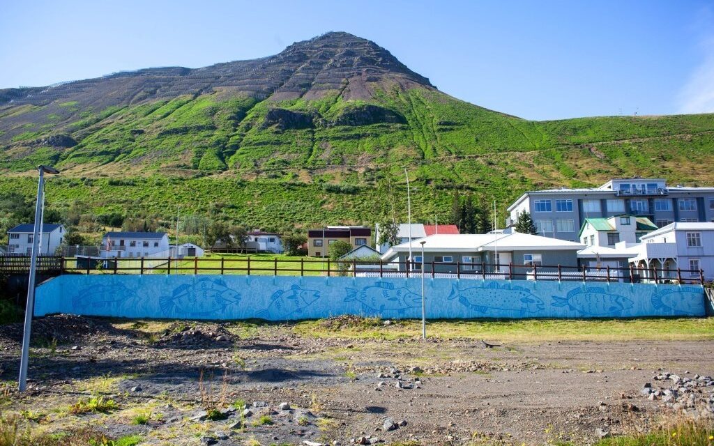 Börnin máluðu veggmynd við gamla malarvöllinn