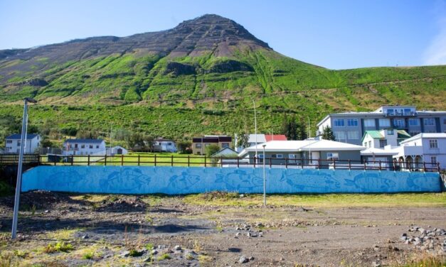 Börnin máluðu veggmynd við gamla malarvöllinn
