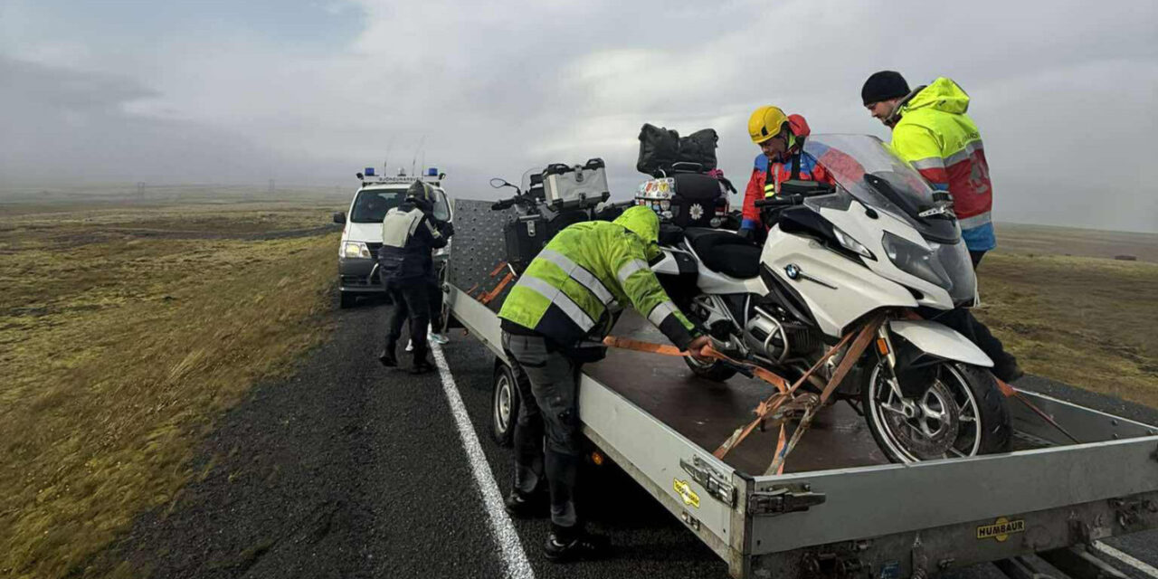 Þrjú hjólhýsi splundruðust á Holtavörðuheiði