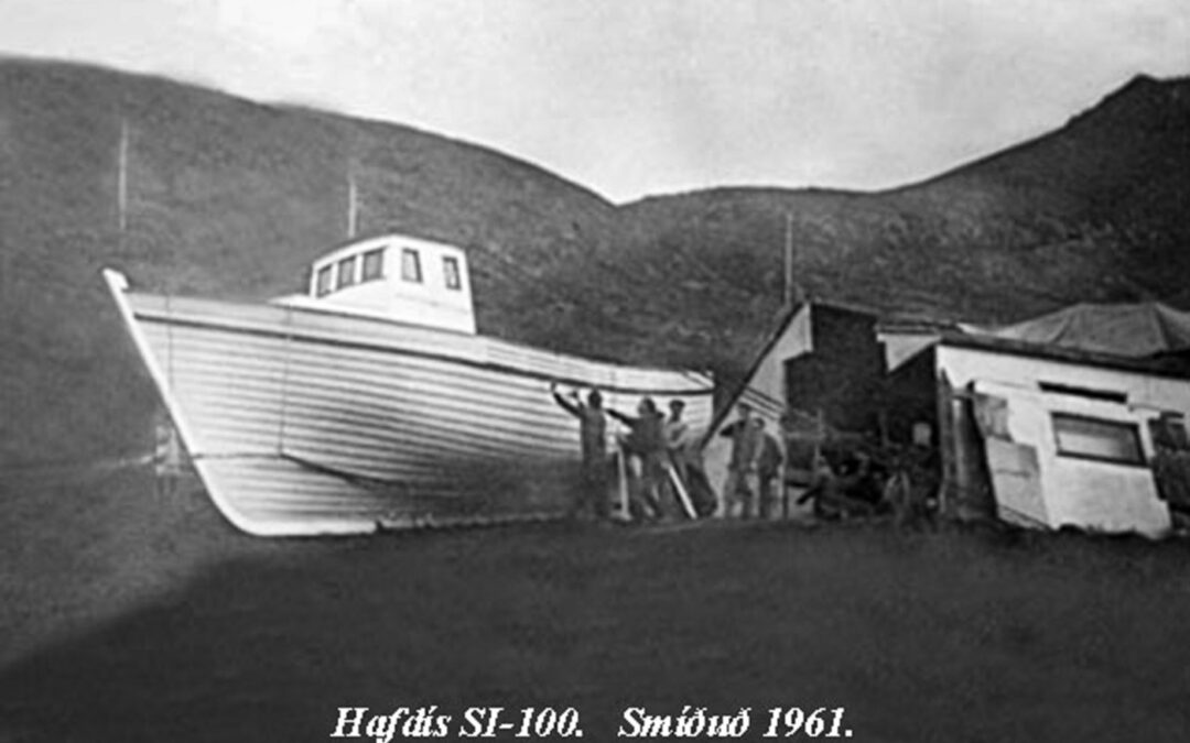 Bátasmíðastöðin í fjallinu o.fl. – 25 myndir