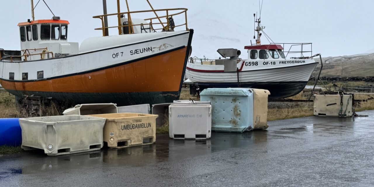 Tóm fiskikör á víð og dreif við Ólafsfjarðarhöfn – Hætta á tjóni og slysum