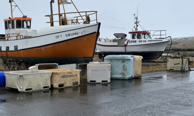 Tóm fiskikör á víð og dreif við Ólafsfjarðarhöfn – Hætta á tjóni og slysum