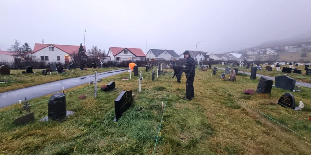 Rótarýklúbbur Ólafsfjarðar útbúa festingahólka fyrir alla nýju krossana