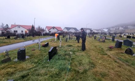 Rótarýklúbbur Ólafsfjarðar útbúa festingahólka fyrir alla nýju krossana