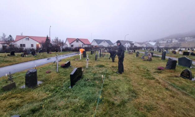 Rótarýklúbbur Ólafsfjarðar útbúa festingahólka fyrir alla nýju krossana