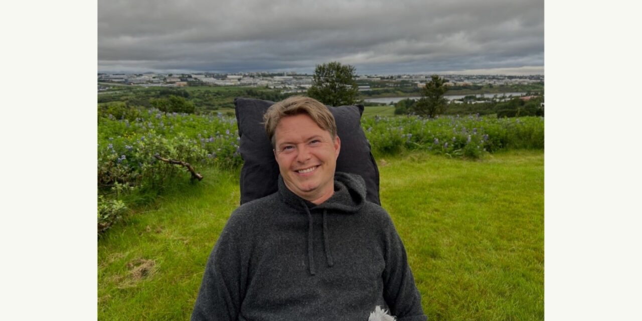 Lamaður íslenskur munnmálari kynnir nýtt verkefni