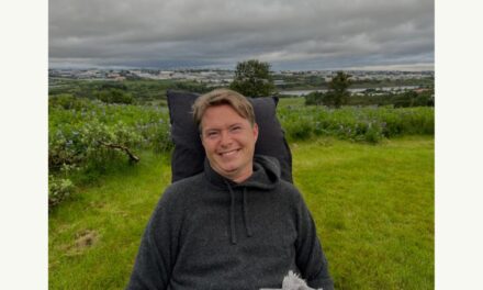 Lamaður íslenskur munnmálari kynnir nýtt verkefni