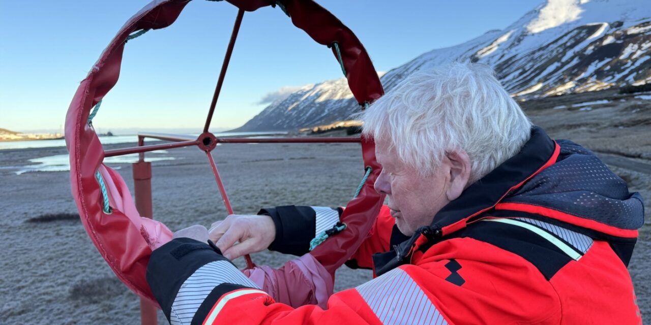 Nýir vindpokar settir upp á Siglufjarðarflugvelli