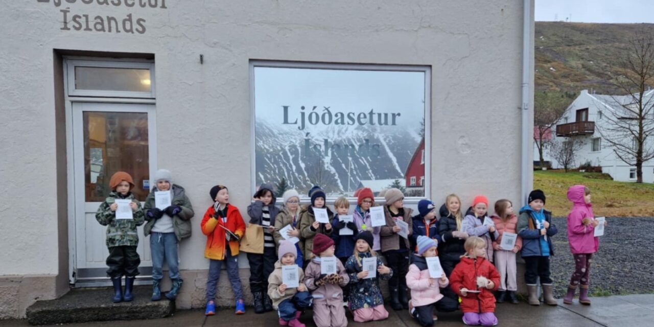 Ljóðasetur Íslands tók á móti tveimur bekkjum úr Grunnskóla Fjallabyggðar