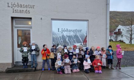 Ljóðasetur Íslands tók á móti tveimur bekkjum úr Grunnskóla Fjallabyggðar