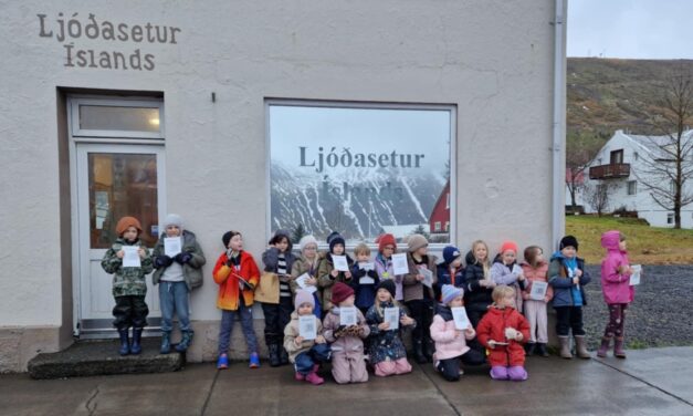Ljóðasetur Íslands tók á móti tveimur bekkjum úr Grunnskóla Fjallabyggðar