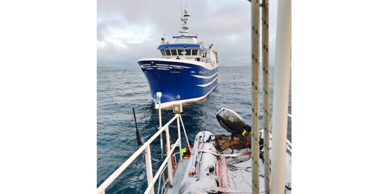 Björgunarskipið Húnabjörg dregur aflvana skip til Skagastrandar