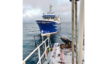 Björgunarskipið Húnabjörg dregur aflvana skip til Skagastrandar