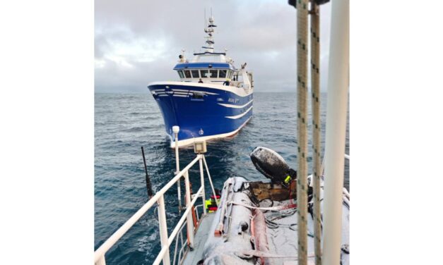 Björgunarskipið Húnabjörg dregur aflvana skip til Skagastrandar