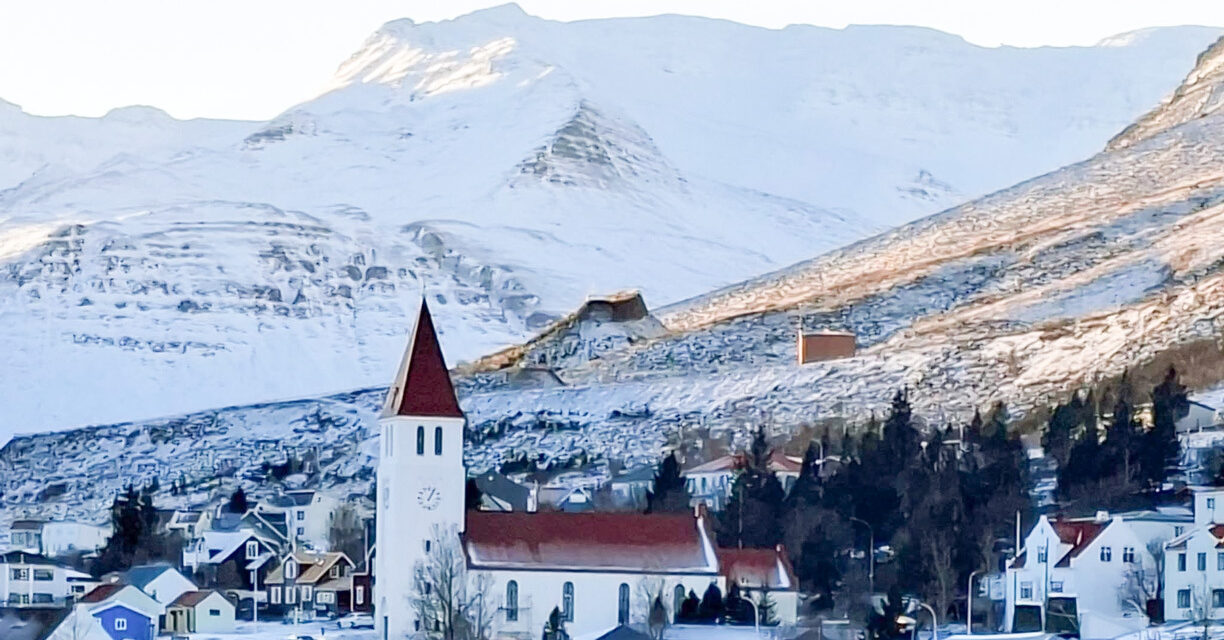 Hvítt yfir á Siglufirði þegar sólin hverfur í nóvember – Myndir