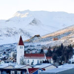 Hvítt yfir á Siglufirði þegar sólin hverfur í nóvember – Myndir