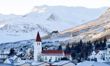 Hvítt yfir á Siglufirði þegar sólin hverfur í nóvember – Myndir