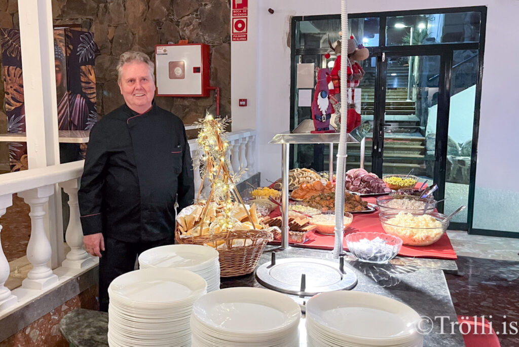 Borðin svignuðu undan kræsingum á jólahlaðborði á Gran Canaria