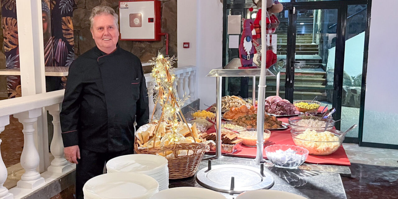 Borðin svignuðu undan kræsingum á jólahlaðborði á Gran Canaria