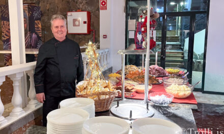 Borðin svignuðu undan kræsingum á jólahlaðborði á Gran Canaria