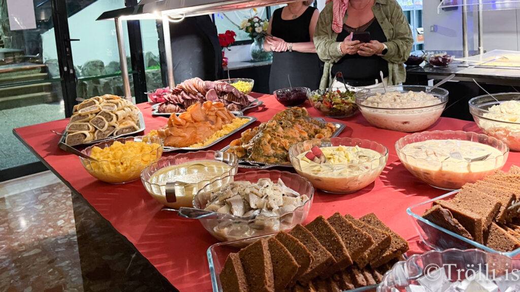 Borðin svignuðu undan kræsingum á jólahlaðborði á Gran Canaria