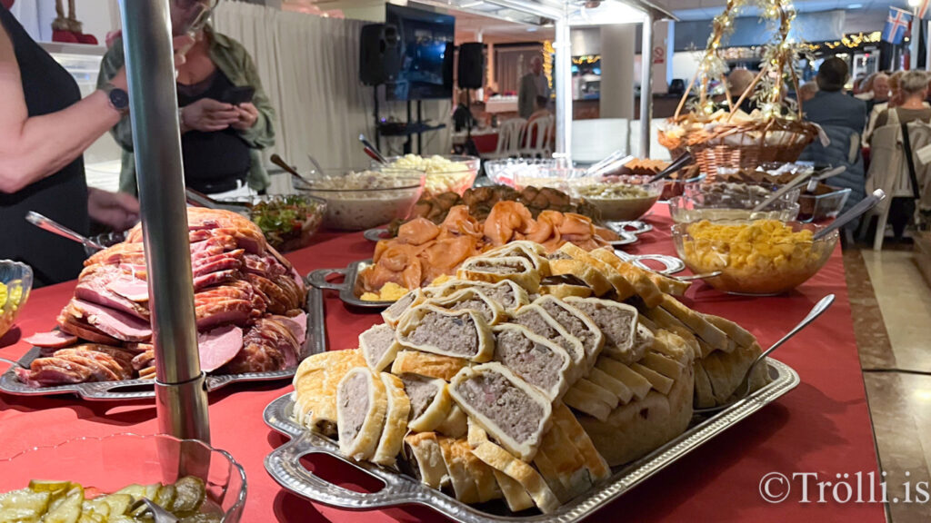 Borðin svignuðu undan kræsingum á jólahlaðborði á Gran Canaria