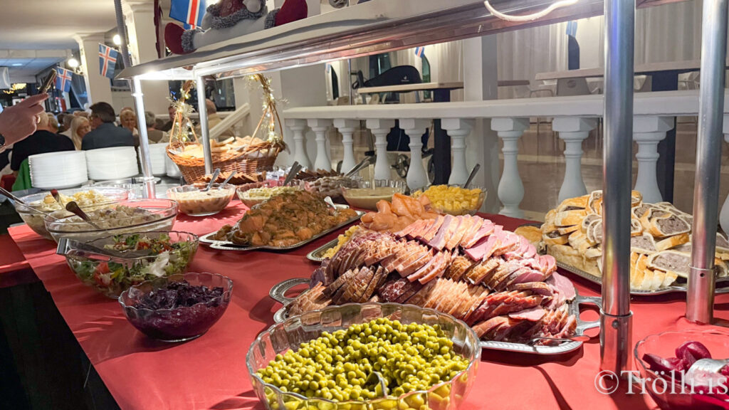 Borðin svignuðu undan kræsingum á jólahlaðborði á Gran Canaria