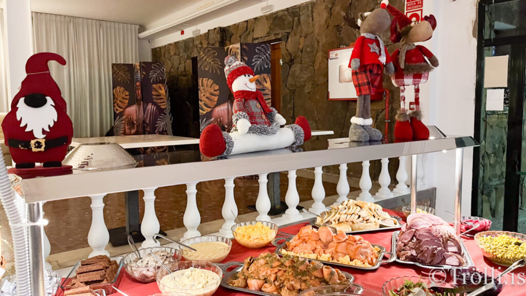 Borðin svignuðu undan kræsingum á jólahlaðborði á Gran Canaria