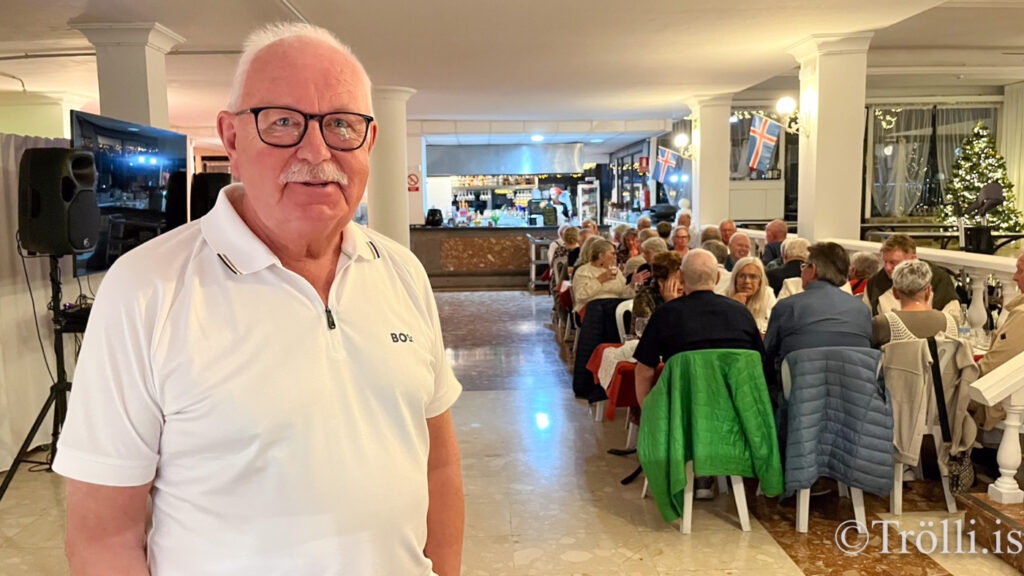 Borðin svignuðu undan kræsingum á jólahlaðborði á Gran Canaria