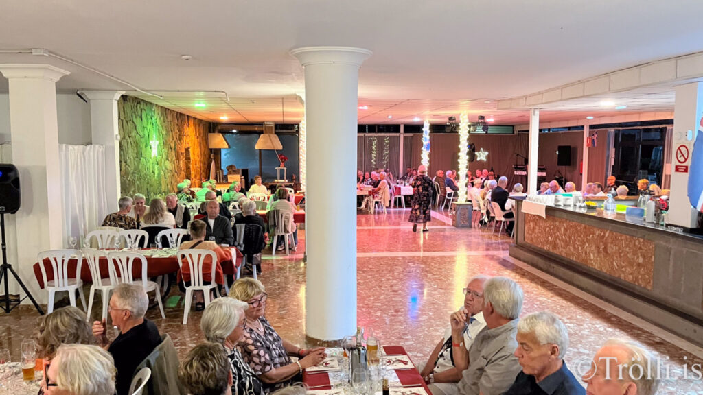 Borðin svignuðu undan kræsingum á jólahlaðborði á Gran Canaria