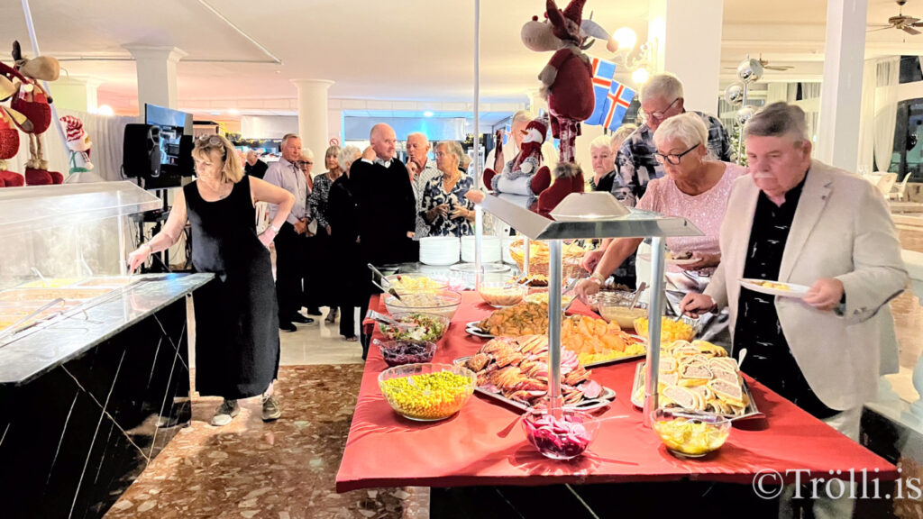 Borðin svignuðu undan kræsingum á jólahlaðborði á Gran Canaria